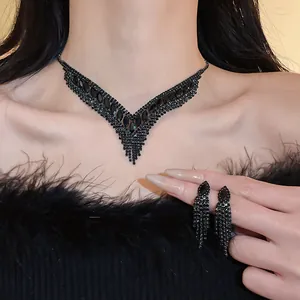 Nahaufnahme eines eleganten schwarzen Strass-Halsketten- und Ohrringsets in V-Form