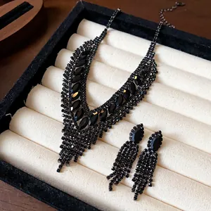 Detailansicht eines eleganten schwarzen Strass-Halsketten- und Ohrring-Sets im Etui