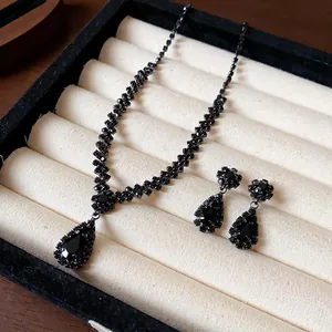 Elegantes Set aus Halskette und Ohrringen mit schwarzen Strass-Wassertropfen für Kleider.