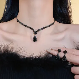 Detailansicht eines eleganten schwarzen Strass-Schmucksets mit Wassertropfenanhänger