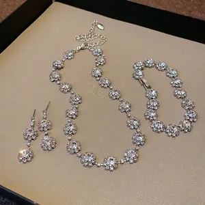 Set di Gioielli a Fiore in Lega d'Argento con Strass per Donna Elegante Collana a Fiore Geometrico Orecchini Pendenti Bracciale