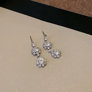 Eleganti orecchini pendenti in cristallo argentato a forma di fiore con strass per donna