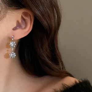 Eleganti orecchini pendenti a fiore in argento con cristalli di zirconia per donna