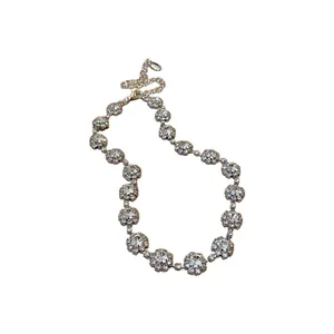 Elegante collana a forma di fiore con strass argentati per un look dolce e semplice.