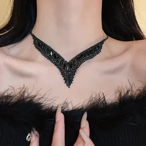 Detailaufnahme eines eleganten schwarzen V-förmigen Strass-Chokers für Abendgarderobe
