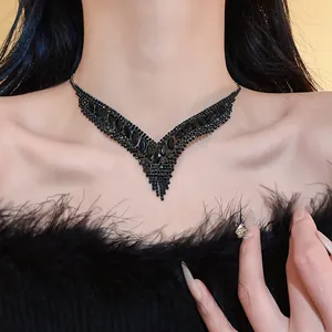 Detailansicht einer eleganten schwarzen V-förmigen Halskette mit Strasssteinen