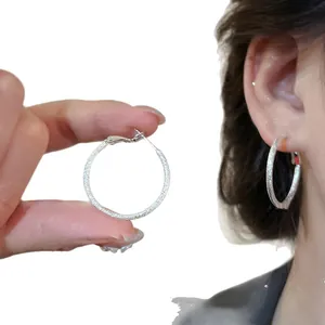 Eleganti orecchini a cerchio in argento testurizzati con finitura opaca per lo stile quotidiano