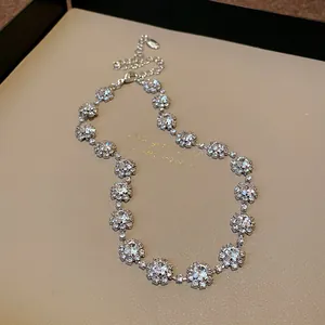 Dettaglio ravvicinato di una collana d'argento con strass scintillanti a forma di fiore