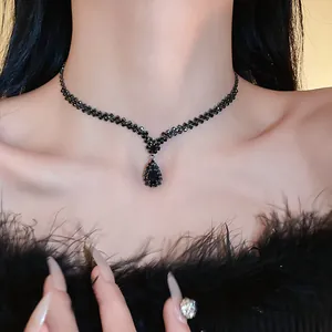 Elegante Halskette mit schwarzem Strass-Wassertropfenanhänger am Hals eines weiblichen Models