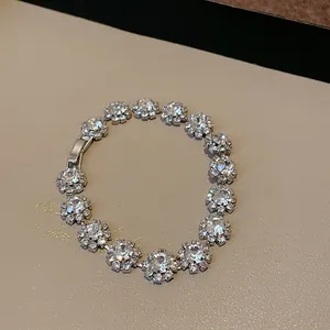 Primo piano di un elegante bracciale con maglie a forma di fiore ricoperte di strass