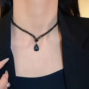 Elegante Halskette mit schwarzem Wassertropfen-Anhänger und Strasssteinen am Hals