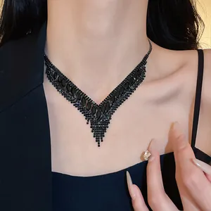 Elegante Halskette mit schwarzen Strasssteinen in V-Form für festliche Abendkleider