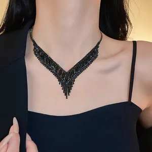 Nahaufnahme einer eleganten schwarzen V-Halskette mit Strasssteinen für Luxus-Kleider