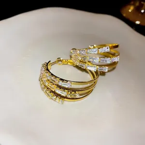 Elegante dreilagige goldene Creolen mit hochwertiger Baguette-Kristall-Verzierung.