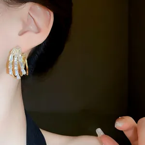 Elegante funkelnde dreilagige Gold-Creolen mit trapezförmigem Zirkon-Kristall für Damen