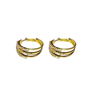 Elegante goldene dreilagige Creolen mit glänzenden Baguette-Kristallen für Frauen.