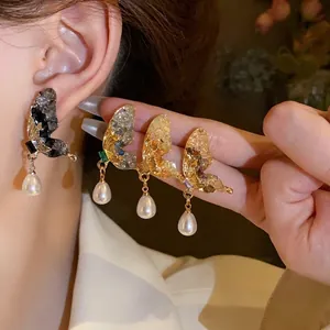 Eleganti orecchini a farfalla in cristallo con perle pendenti da donna