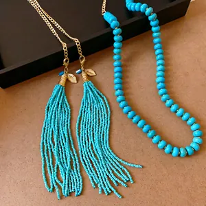 Vue détaillée du collier bohème à pampilles en perles turquoise et chaîne perlée