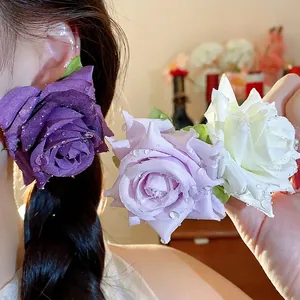 Eleganti orecchini a perno a forma di rosa in tessuto con aghi in argento e gocce