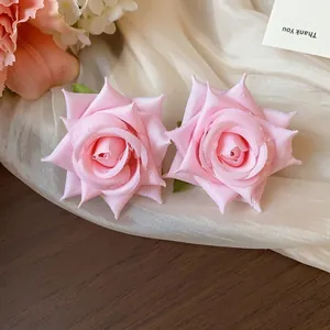 Paio di orecchini a lobo a forma di rosa in tessuto rosa per donna stile dolce.
