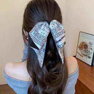 Elegant vintage paisley pattern bow hair clip for women's stylish half-up hairstyles