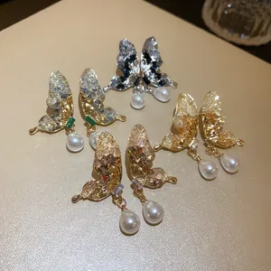 Orecchini a farfalla eleganti con cristalli e perle pendenti in vari colori vivaci
