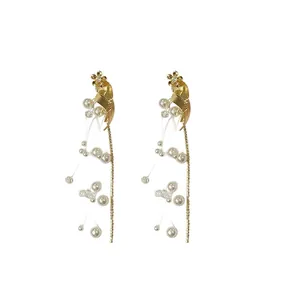 Élégantes boucles d'oreilles pampilles dorées avec perles, motifs feuilles et fleurs