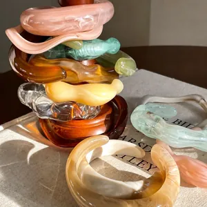 Lot de bracelets vintage en résine marbrée au design irrégulier sous une lumière naturelle