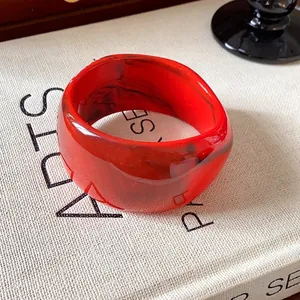 Bracelet jonc épais en résine rouge marbrée avec finition brillante élégante pour femmes