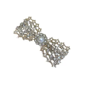 Elegante fermaglio per capelli a fiocco con zirconi e perla centrale stile francese
