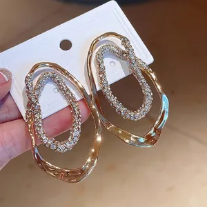 Elegantes pendientes ovalados irregulares bañados en oro de 18K con strass brillantes