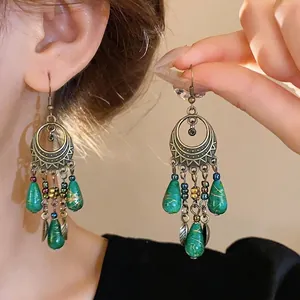 Orecchini pendenti etnici vintage con design in bronzo e perle verdi effetto marmo