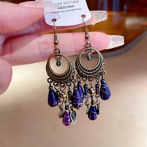 Orecchini pendenti boho in bronzo con perline marmorizzate viola e ciondoli a foglia