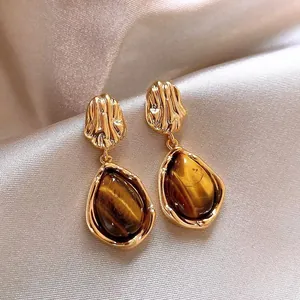 Elegante goldene Ohrringe mit Kunstharz-Anhänger in Tigerauge-Optik für Damen Schmuck