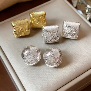 Élégant ensemble de boucles d'oreilles géométriques plaqué or 18 carats avec texture