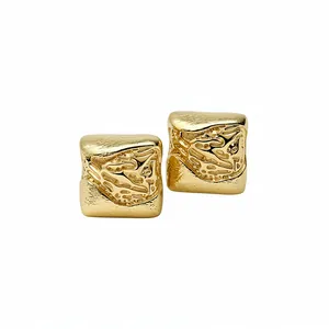 Élégantes boucles d'oreilles clips carrées plaquées or 18 carats au design organique texturé