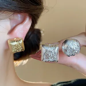 Boucles d'oreilles clips géométriques plaquées or 18 carats texturées au style élégant