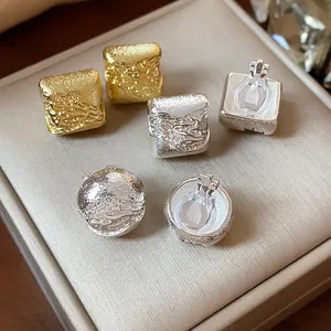 Vue détaillée des boucles d'oreilles clips géométriques texturées plaquées or 18k