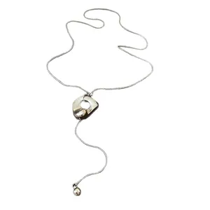 Collana a Y color argento con ciondolo geometrico irregolare dal design minimalista