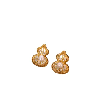Elegante perlenohrstecker in calabash-form mit zirkon und hohler textur in gold