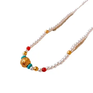 Elegante collana di perle in stile cinese con ciondolo dorato e accenti turchesi moda