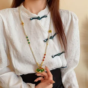 Collana di perle in stile cinese moderno con ciondolo lucchetto della pace.