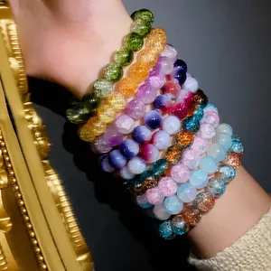 Serie di braccialetti elastici alla moda con perle di vetro craquelé sfumate colorate sul polso