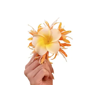 Frische Stoffblumen-Haarspange mit orange-weißem Frangipani-Design für Damen.