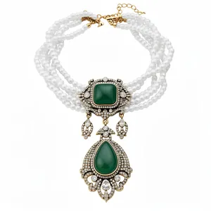 Collier de perles vintage multi-rangs avec pendentif goutte verte et strass.