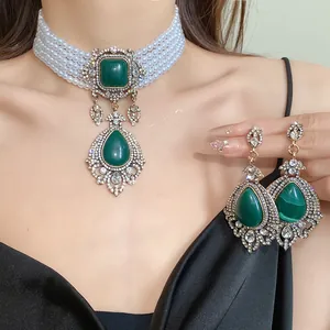 Luxueux ensemble collier ras du cou en perles vintage et boucles d'oreilles émeraude verte