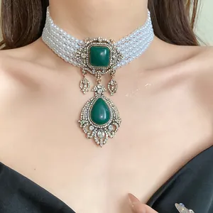 Choker en perles de style palais vintage avec pierre goutte verte et strass brillants