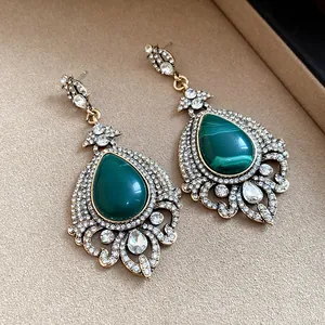 Boucles d'oreilles vintage style palais avec pierres vertes et strass brillants
