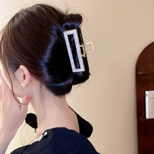 Vue détaillée d'une pince à cheveux nacrée avec effet sirène dans un cadre doré