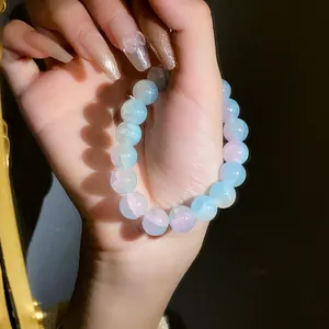 Primo piano di un bracciale elastico in perle di vetro screpolate blu e viola
